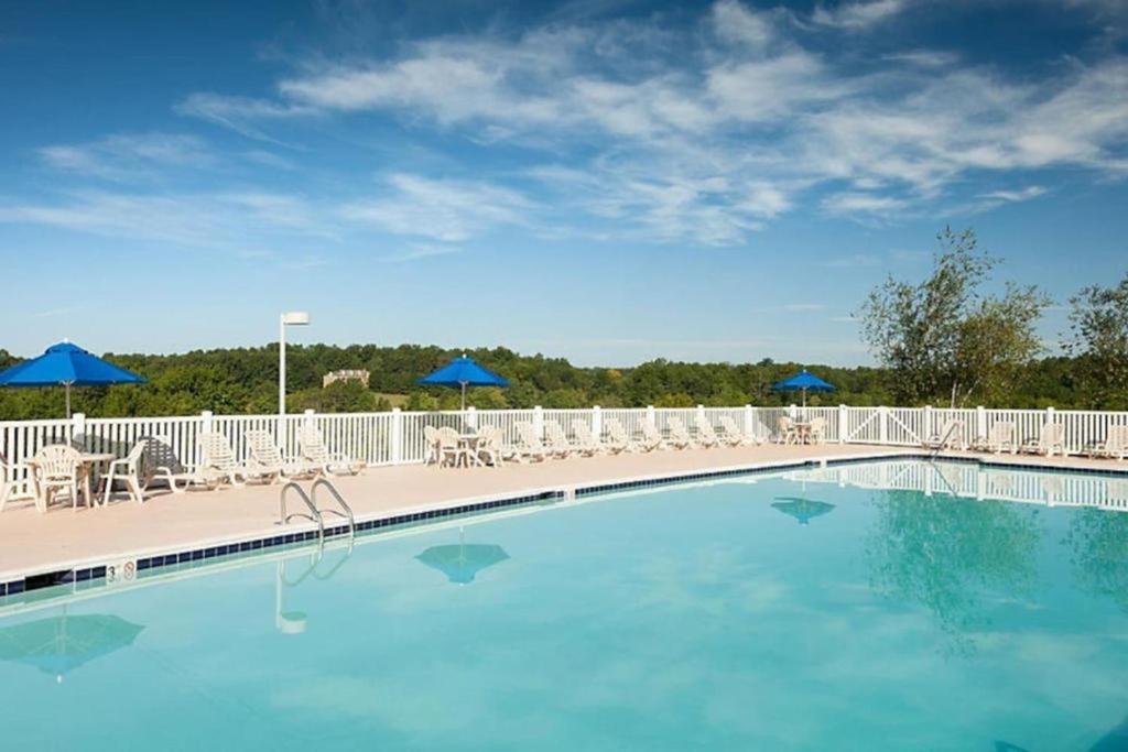 Bazén v ubytování Enjoy 1000 acres of rolling hillside on this equestrian themed resort 1BD condo nebo v jeho okolí