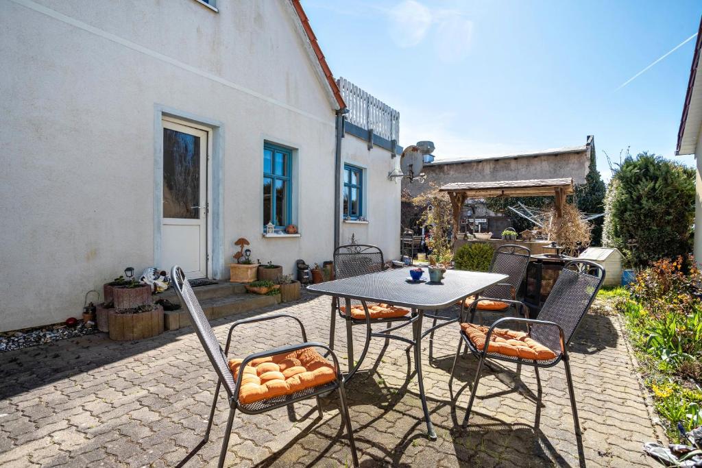 サガルトにあるFerienwohnung Blütenzauberの庭園(テーブル、椅子付)