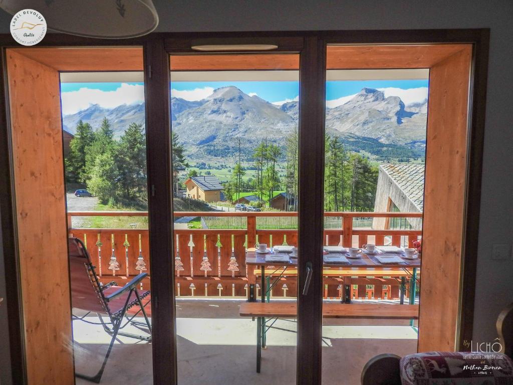 - une vue sur les montagnes depuis la terrasse couverte dans l'établissement Le Grand Ferrand - Station à 5min à pied, à Saint-Étienne-en-Dévoluy