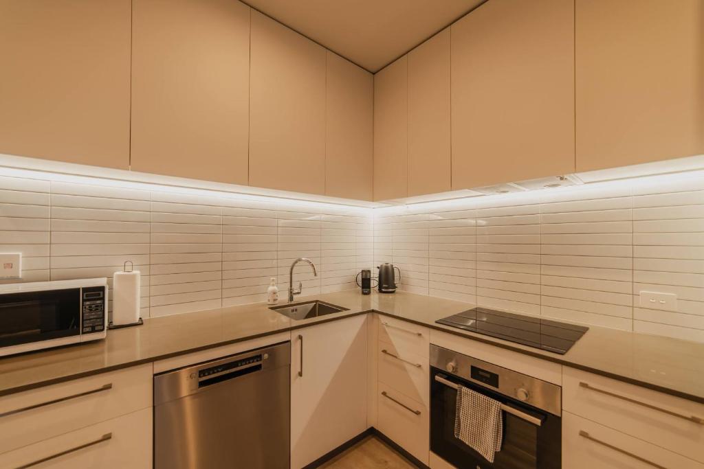 Central 1BR Apt - Balcony Kitchen & Bath - Resim 4