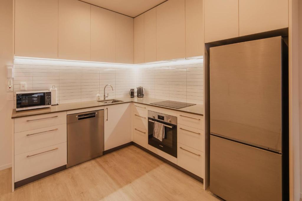 Central 1BR Apt - Balcony Kitchen & Bath - Resim 11
