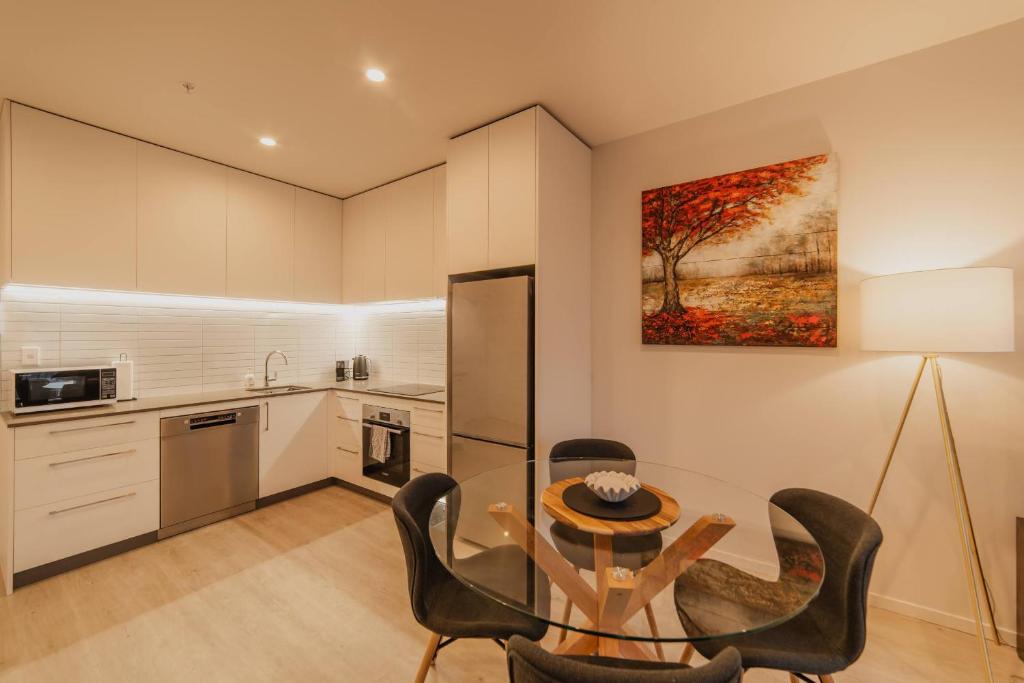 Central 1BR Apt - Balcony Kitchen & Bath - Resim 35