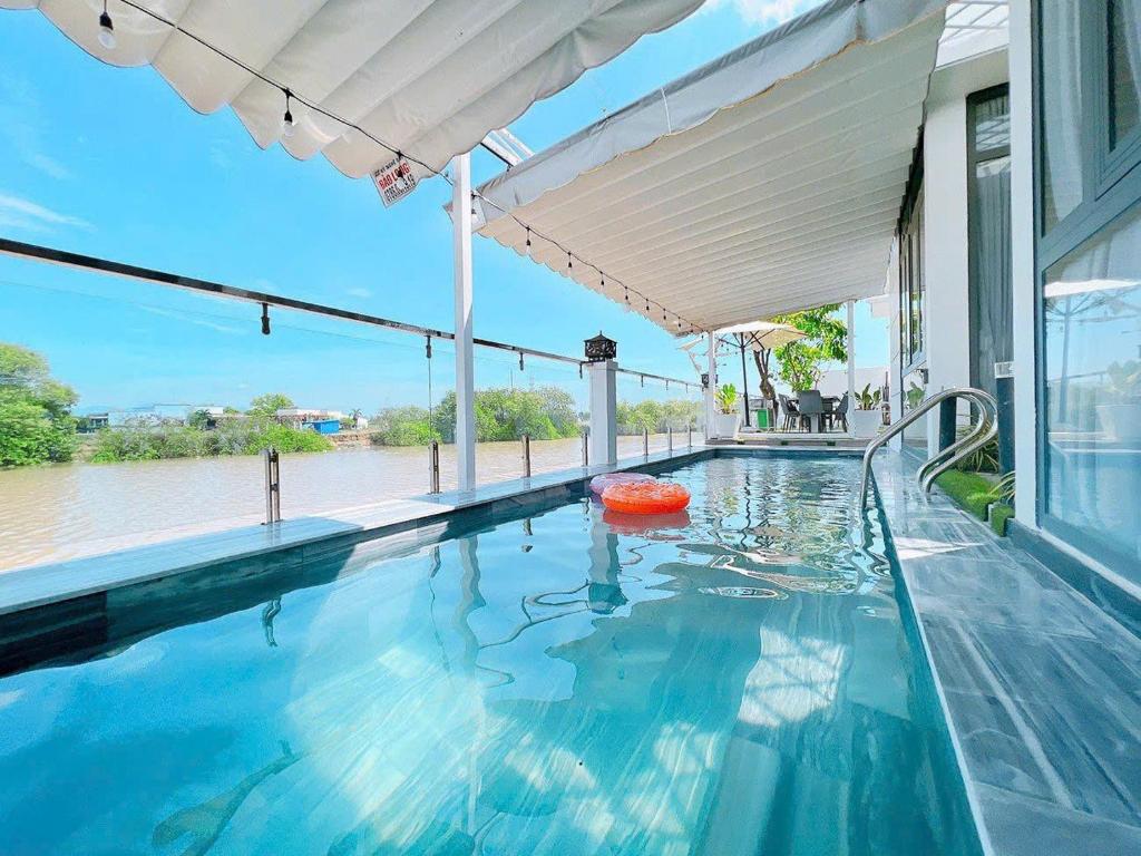una piscina con una palla rossa in acqua di Villa Thai Anh a Ấp Chợ Dinh