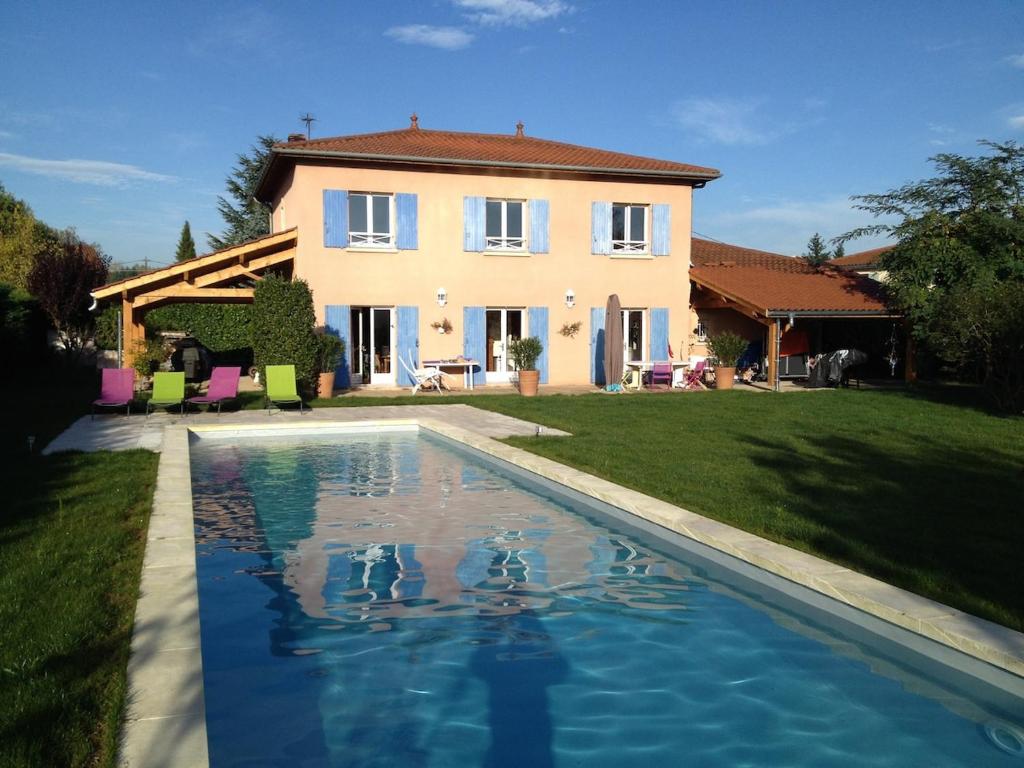 Photo de la galerie de l'établissement Maison avec jardin, grande piscine, à Sain-Bel
