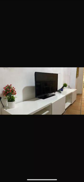 A television and/or entertainment centre at PLENO CENTRO DE SEVILLA- JUNTO IGLESIA MONTESIÓN