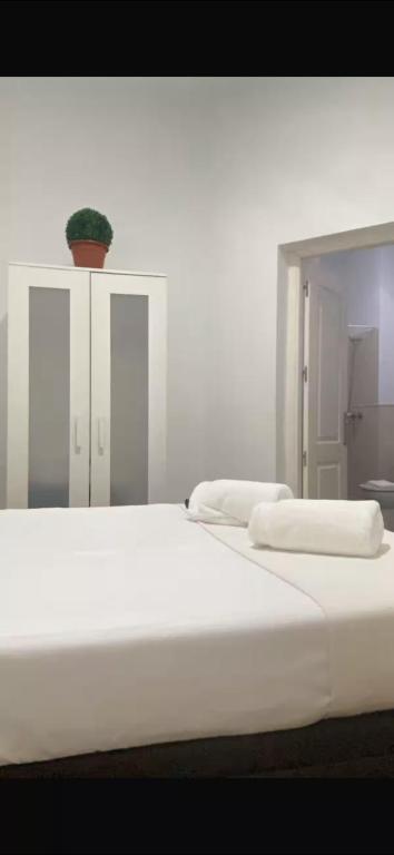 A bed or beds in a room at PLENO CENTRO DE SEVILLA- JUNTO IGLESIA MONTESIÓN