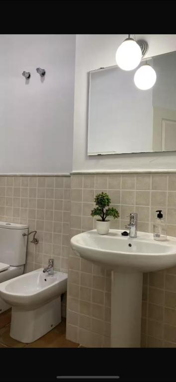 A bathroom at PLENO CENTRO DE SEVILLA- JUNTO IGLESIA MONTESIÓN