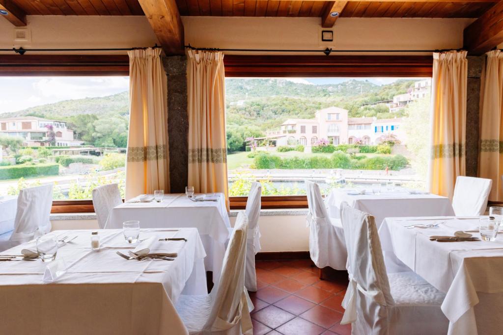 Um restaurante ou outro lugar para comer em Hotel Palumbalza Porto Rotondo