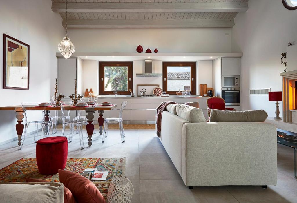 Część wypoczynkowa w obiekcie Villa Scarlet con piscina privata