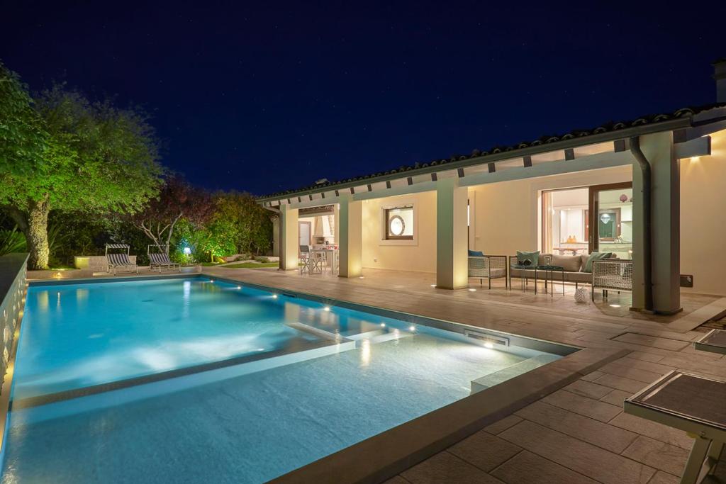 basen przed domem w nocy w obiekcie Villa Scarlet con piscina privata w mieście Modica