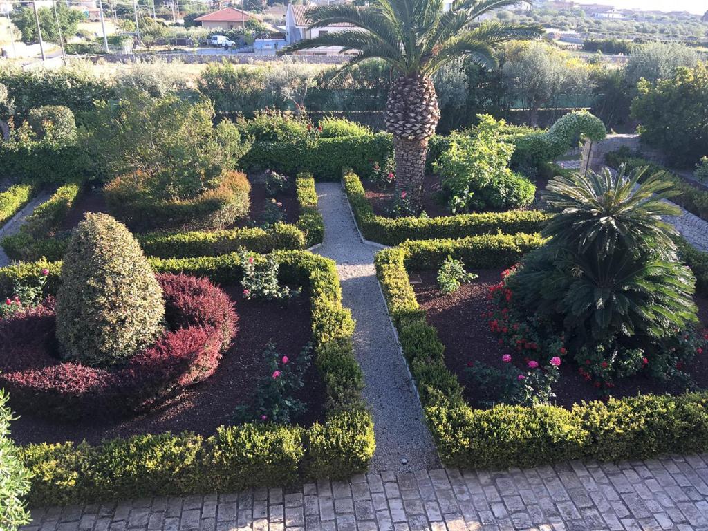 ogród z wieloma krzakami i drzewami w obiekcie Villa Scarlet con piscina privata w mieście Modica