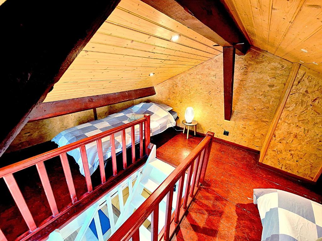 Postel nebo postele na pokoji v ubytování Maison cosy avec terrasse à 15 minutes de Lyon et WIFI