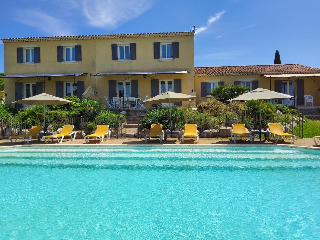 un complexe avec une piscine, des chaises et des parasols dans l'établissement Mas du Barroux, à Le Barroux