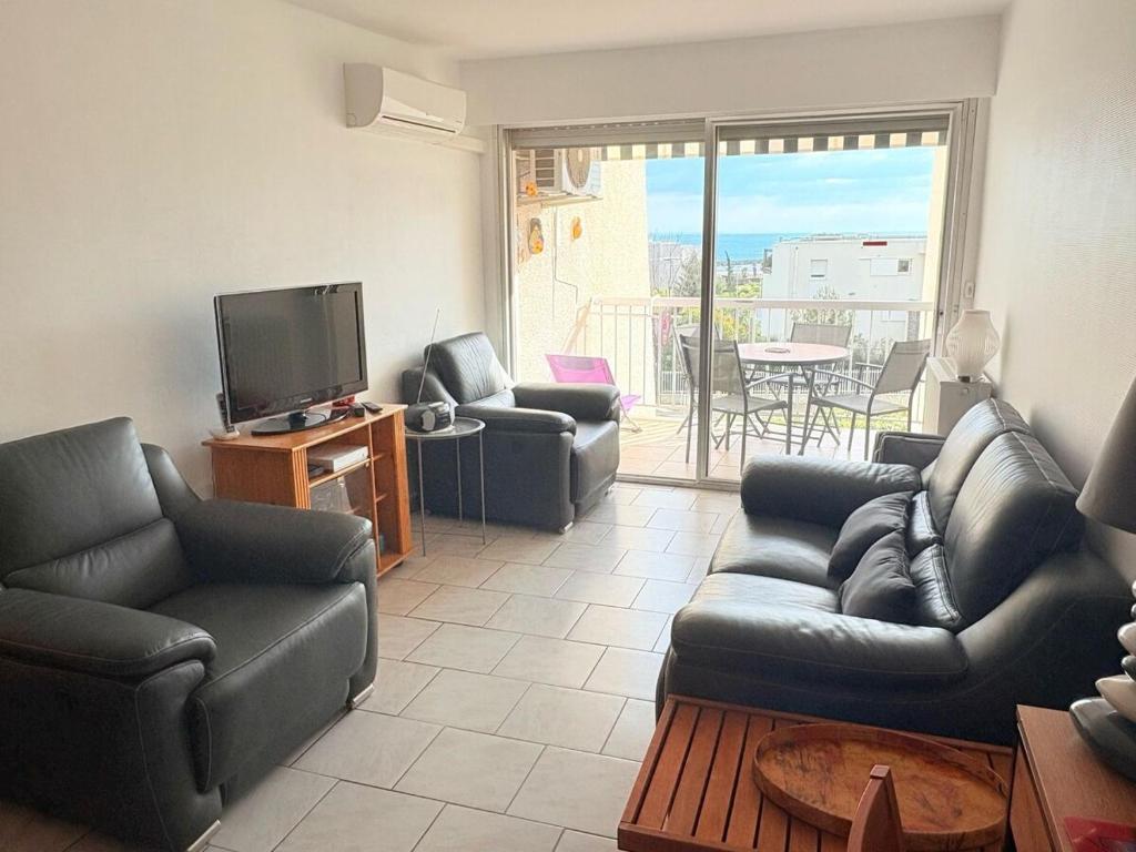 Χώρος καθιστικού στο Joli T2, classé 3 étoiles, climatisé vue mer, parking