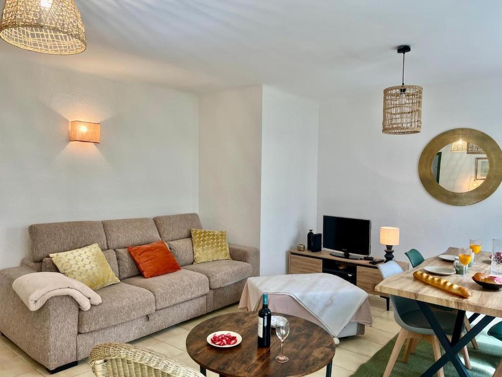 un salon avec un canapé et une table dans l'établissement Les Bleuets YourHostHelper, à Cagnes-sur-Mer