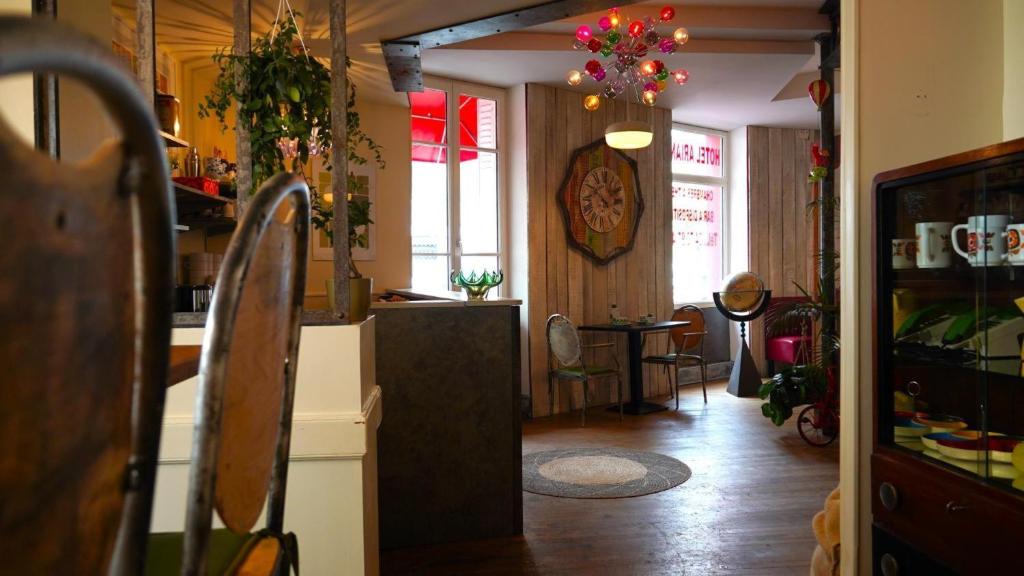 een keuken met een aanrecht en een eetkamer bij Ariane Hôtel in Vichy
