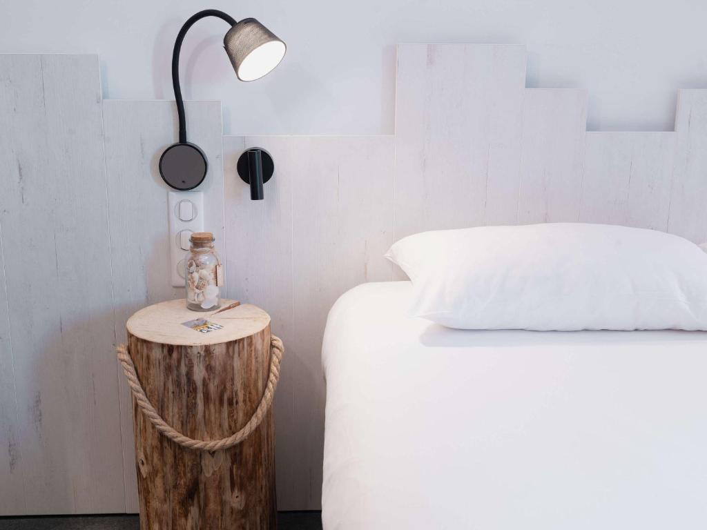 Postel nebo postele na pokoji v ubytování ibis Styles Thonon-les-Bains
