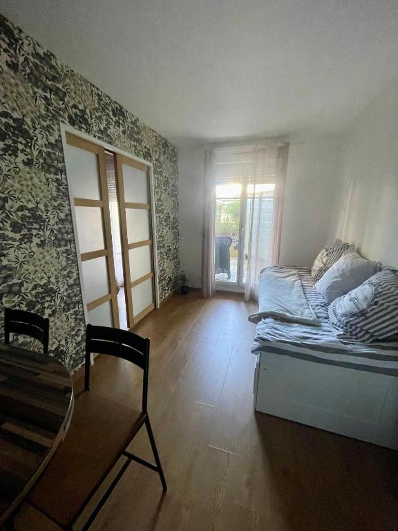 une chambre avec un lit et une chaise dedans dans l'établissement Studio Disneyland Paris 2 - Terrasse, à Bussy-Saint-Georges