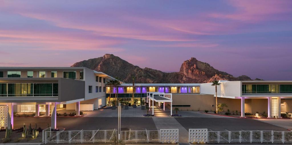スコッツデールにあるMountain Shadows Resort Scottsdaleの山を背景にした建物