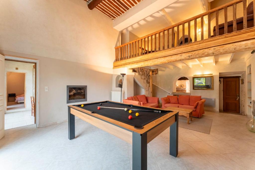 - un billard dans le salon avec un escalier dans l'établissement Le Mas Saint Pierre, à Cabannes