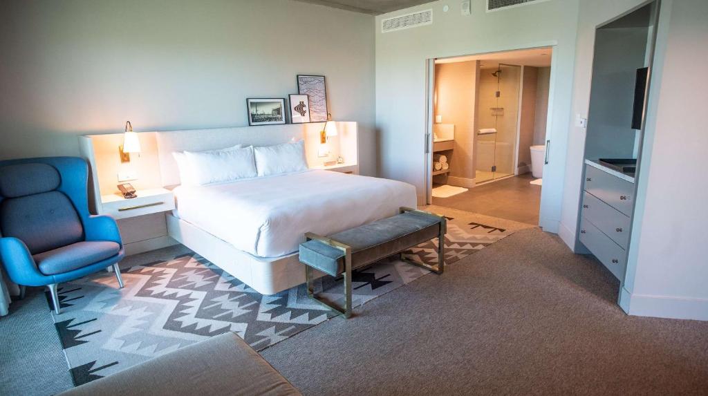 Mountain Shadows Resort Scottsdaleにあるベッド