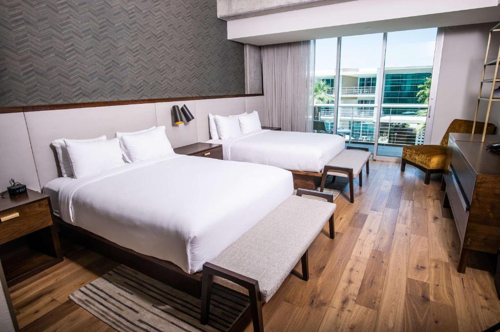 Mountain Shadows Resort Scottsdaleにあるベッド