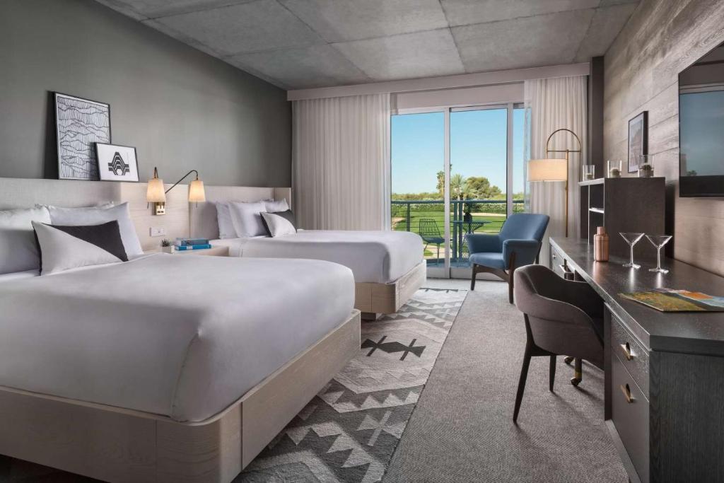 Mountain Shadows Resort Scottsdaleにあるベッド