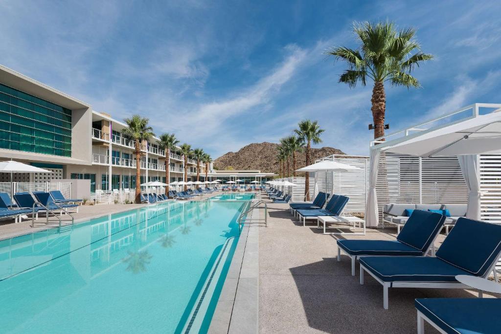 スコッツデールにあるMountain Shadows Resort Scottsdaleのリゾートのプール(ラウンジチェア、ヤシの木付)