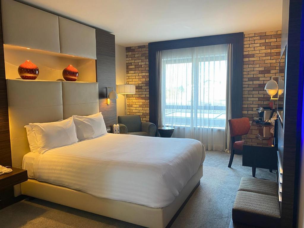 una camera d'albergo con un letto e una scrivania di Absolute Hotel Limerick a Limerick
