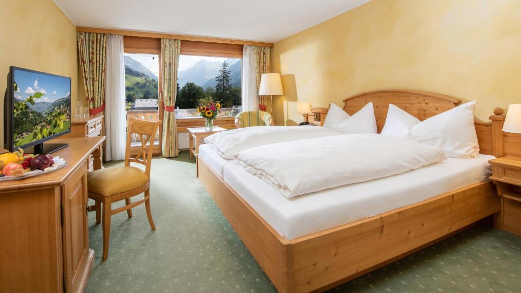 Postel nebo postele na pokoji v ubytování Silvretta Parkhotel