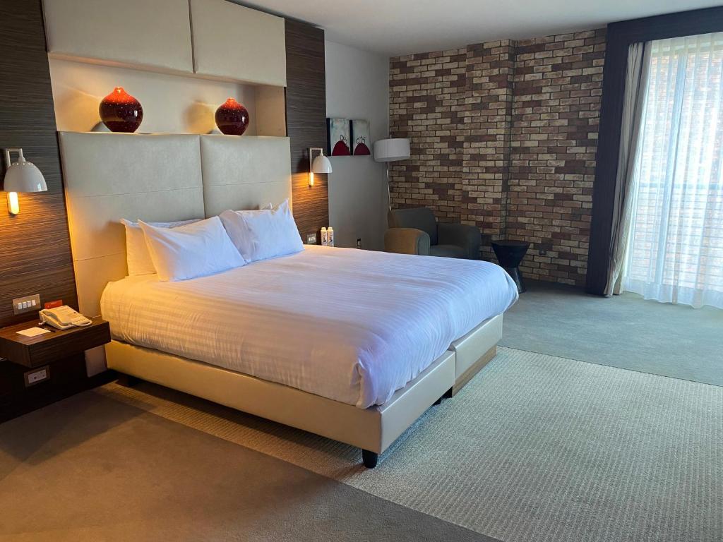 Letto o letti in una camera di Absolute Hotel Limerick