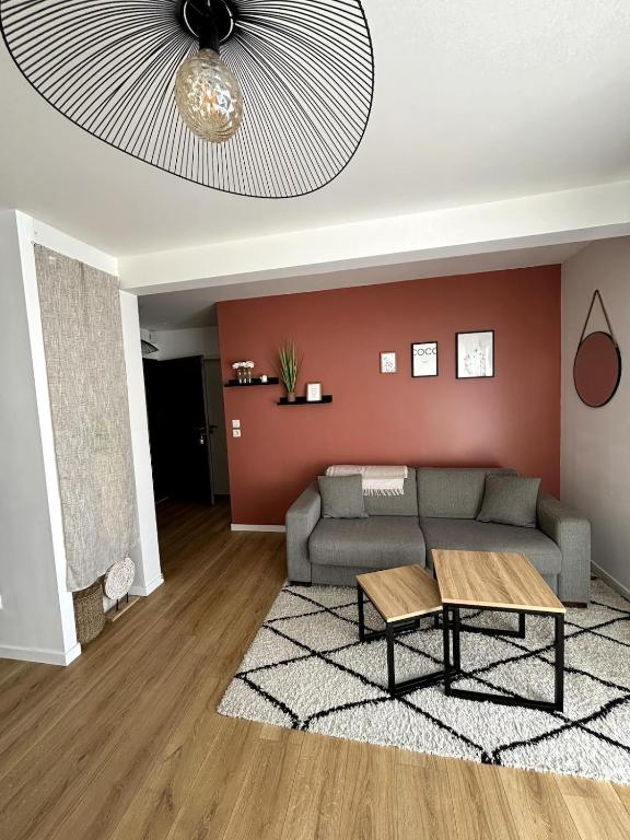 un salon avec un canapé et une table dans l'établissement Joli T2 Lumineux proche mer !, à Angoulins-sur-Mer