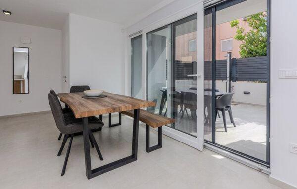 une salle à manger avec une table et des chaises en bois dans l'établissement Residence Doli Superior, à Vrsi