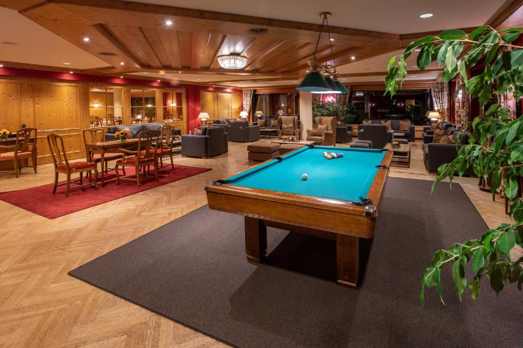 Biliár nebo kulečník v ubytování Silvretta Parkhotel
