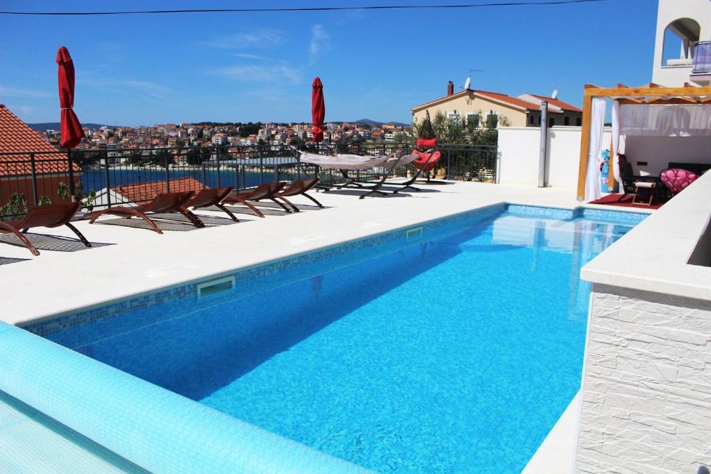 Pool side apartment with sea view and spacious sun deck a5