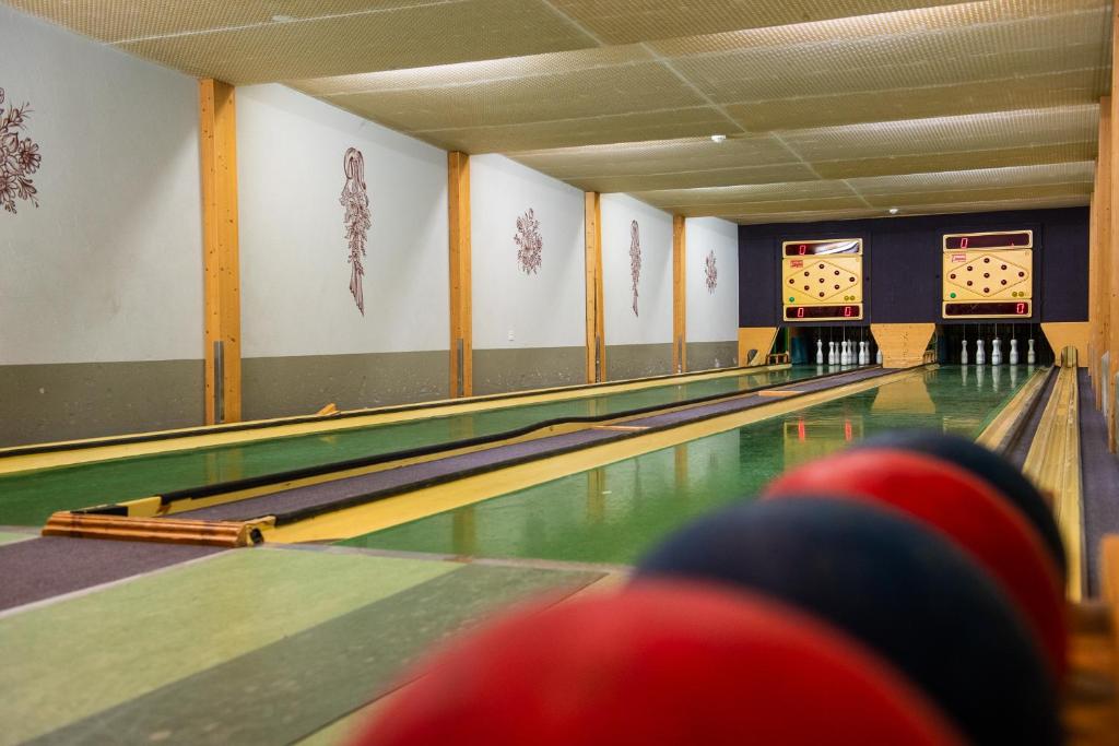 Biliár nebo kulečník v ubytování Silvretta Parkhotel