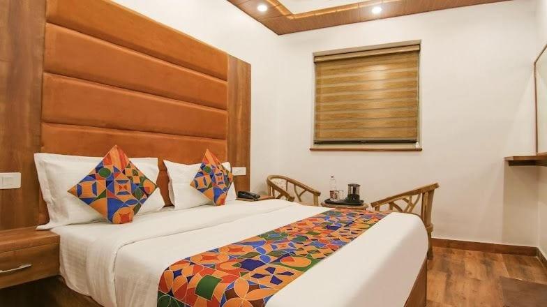 Postel nebo postele na pokoji v ubytování HOTEL AMBASSADOR SUKHNA LaKE CHANDIGARH