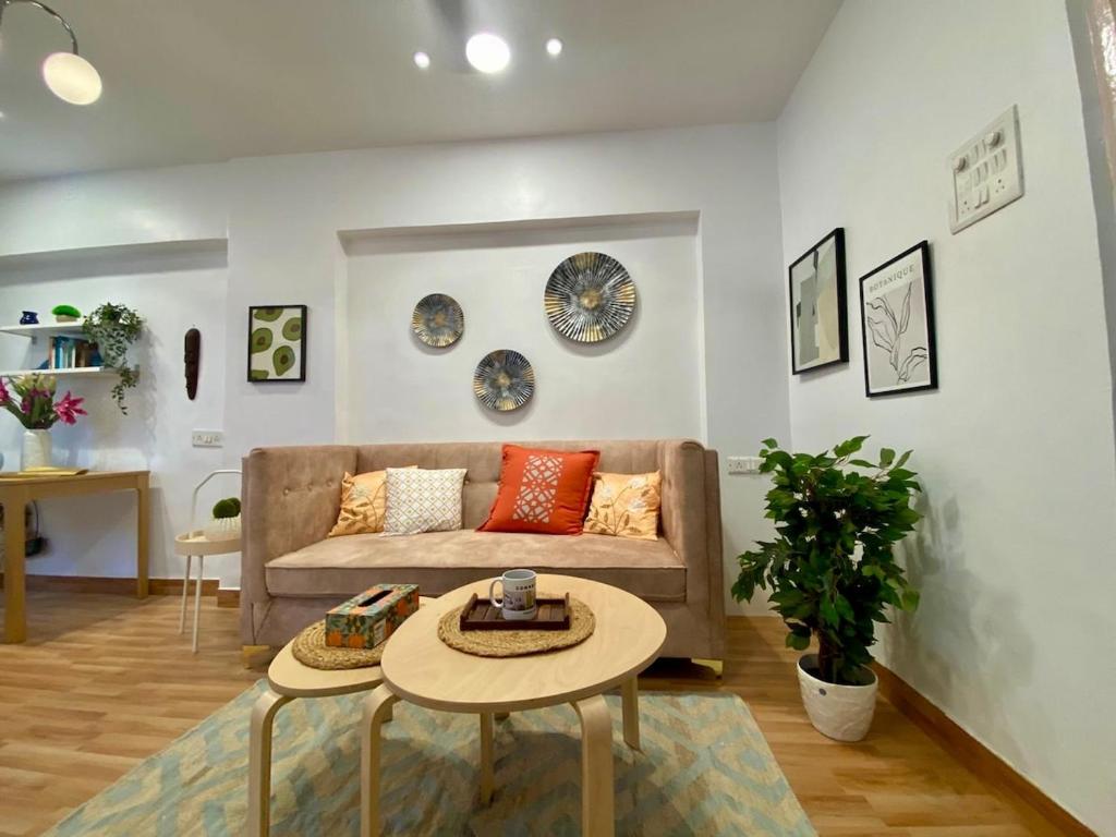 Posezení v ubytování Dom Lucia 201 Quiet and Cozy 1 BHK Bandra Ocean Side WIFI