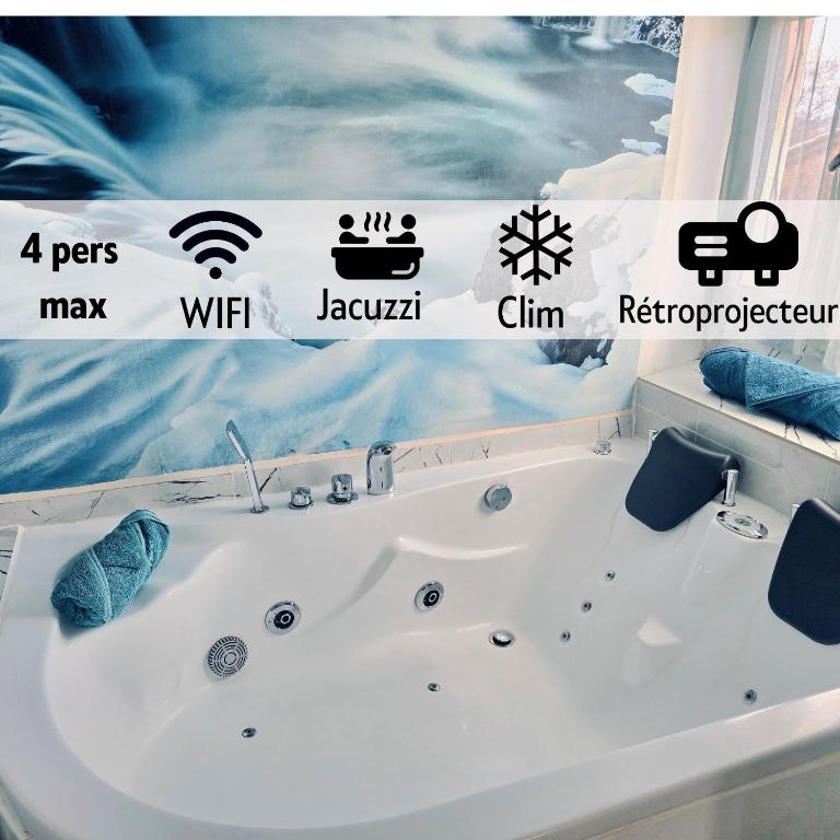 La salle de bains est pourvue d'une baignoire et de panneaux. dans l'établissement LOVE ROOM - Jacuzzi, Wifi, Clim, Rétroprojecteur, à Béziers