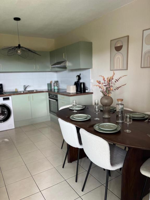 une cuisine avec une table en bois et des appareils électroménagers blancs dans l'établissement Nice French Riviera, à Nice