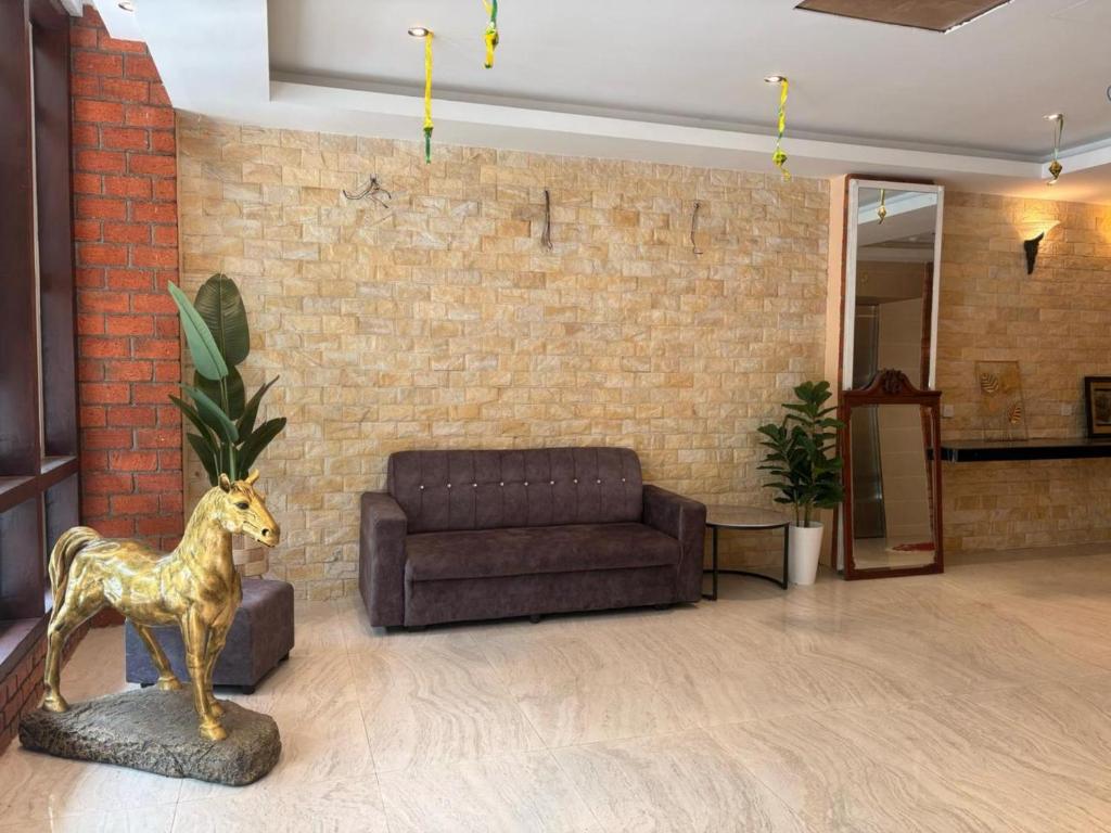 Posezení v ubytování Aman Inn Hotel