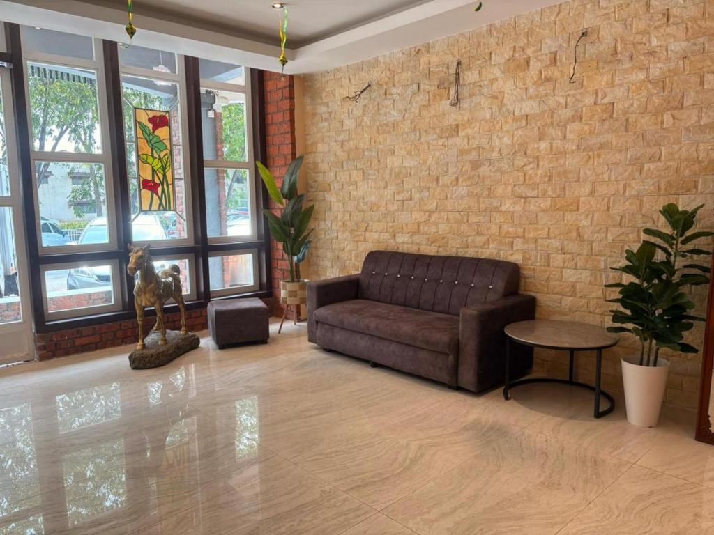 Posezení v ubytování Aman Inn Hotel