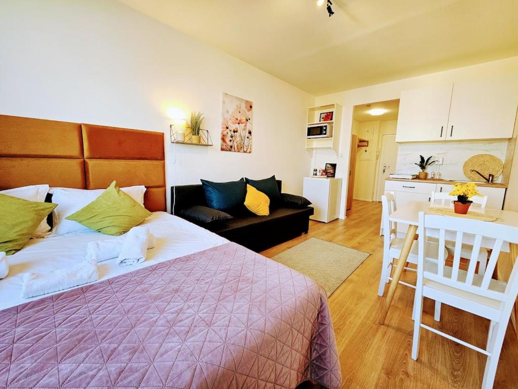 Ένα ή περισσότερα κρεβάτια σε δωμάτιο στο LIVE-INN PRAGUE COZY SUITE FOR 1-4 GUESTS, 20 Mins to center, Lift, Gym, Reception, Parking, Roof Terrace, Game & Party