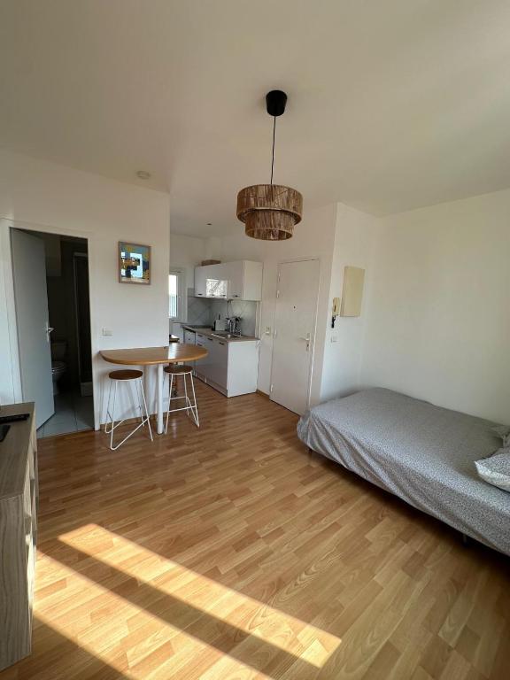 une chambre avec un lit et une table et une cuisine dans l'établissement NEW studio old Antibes, à Antibes