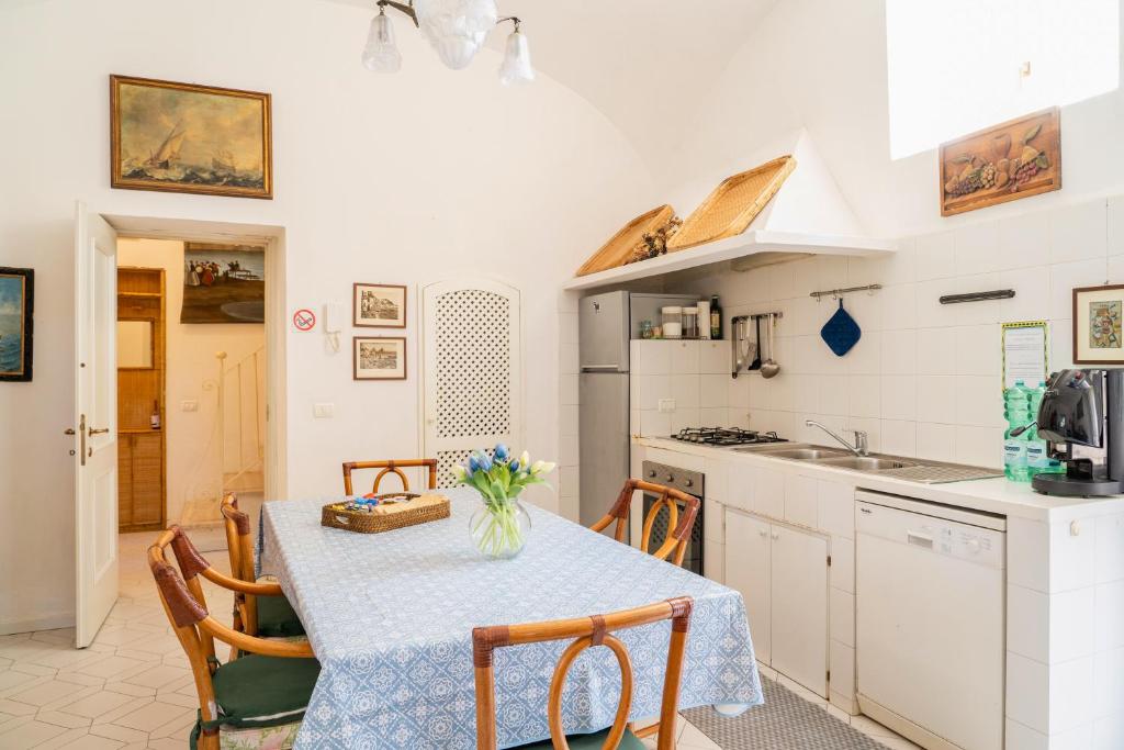 Kuchyň nebo kuchyňský kout v ubytování Villa Aurora Caprese