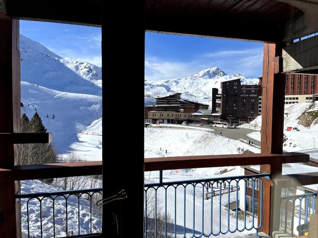 - une vue sur une montagne enneigée depuis une fenêtre dans l'établissement Appartement Arcs 2000, à Bourg-Saint-Maurice