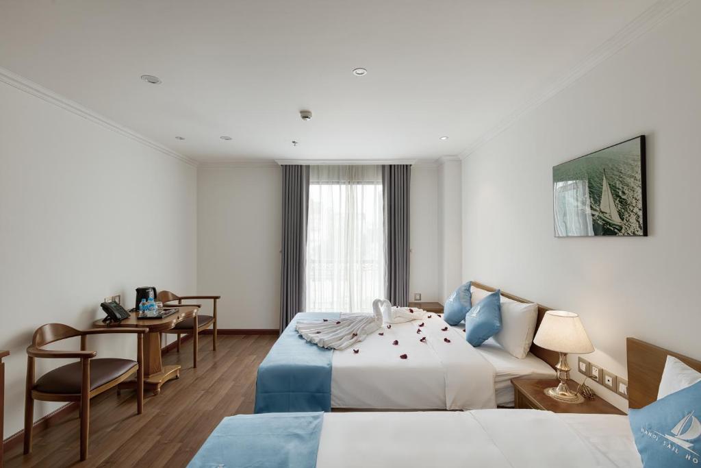 Postel nebo postele na pokoji v ubytování Hanoi Sail Hotel