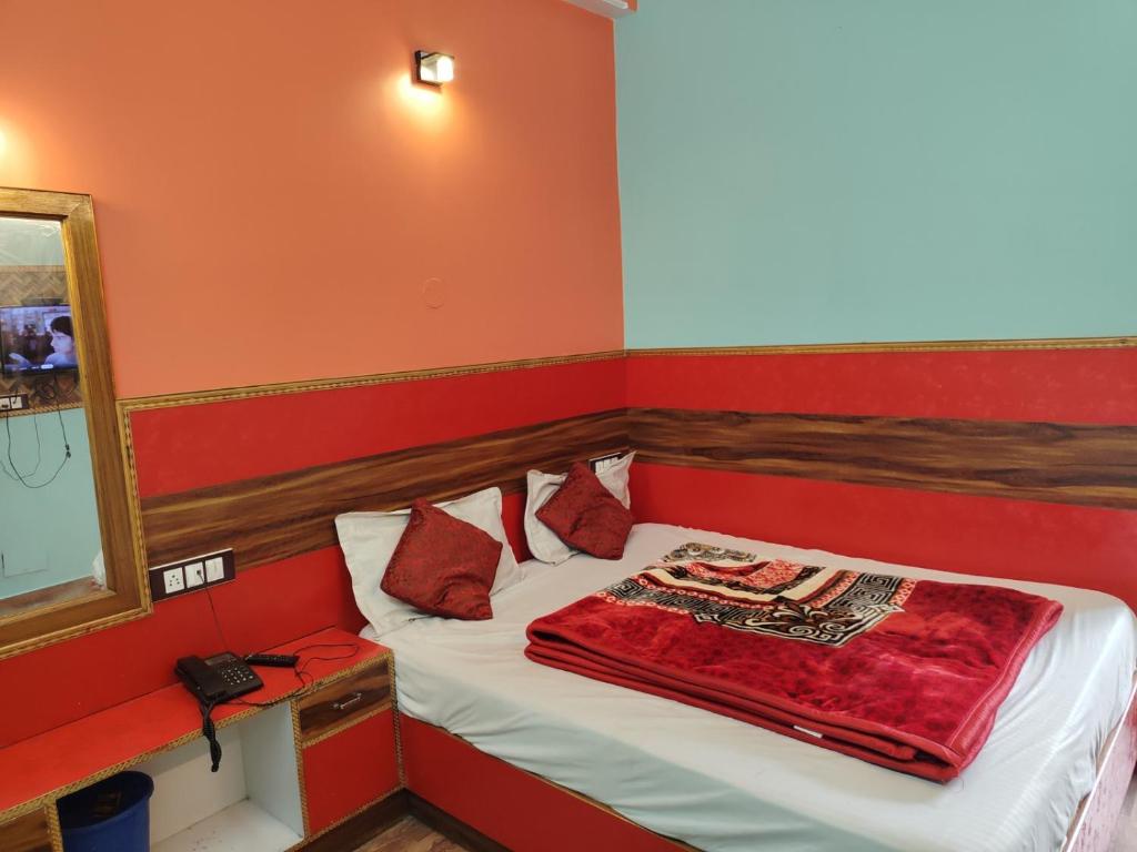 Postel nebo postele na pokoji v ubytování Hotel tirupati inn hill view