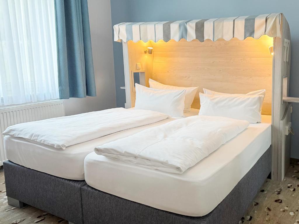 Postel nebo postele na pokoji v ubytování DORMERO Hotel Wilhelmshaven
