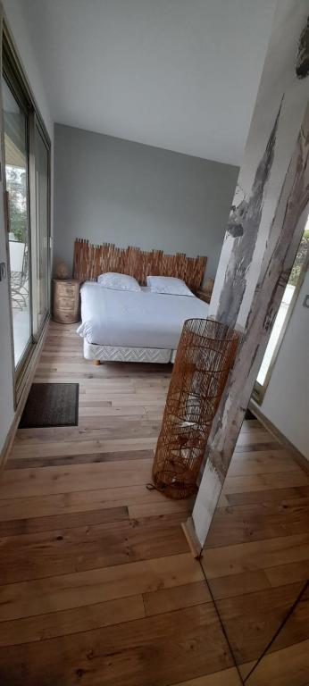une chambre avec un lit et un parquet dans l'établissement Chataigniers One Bedroom, à Cannes